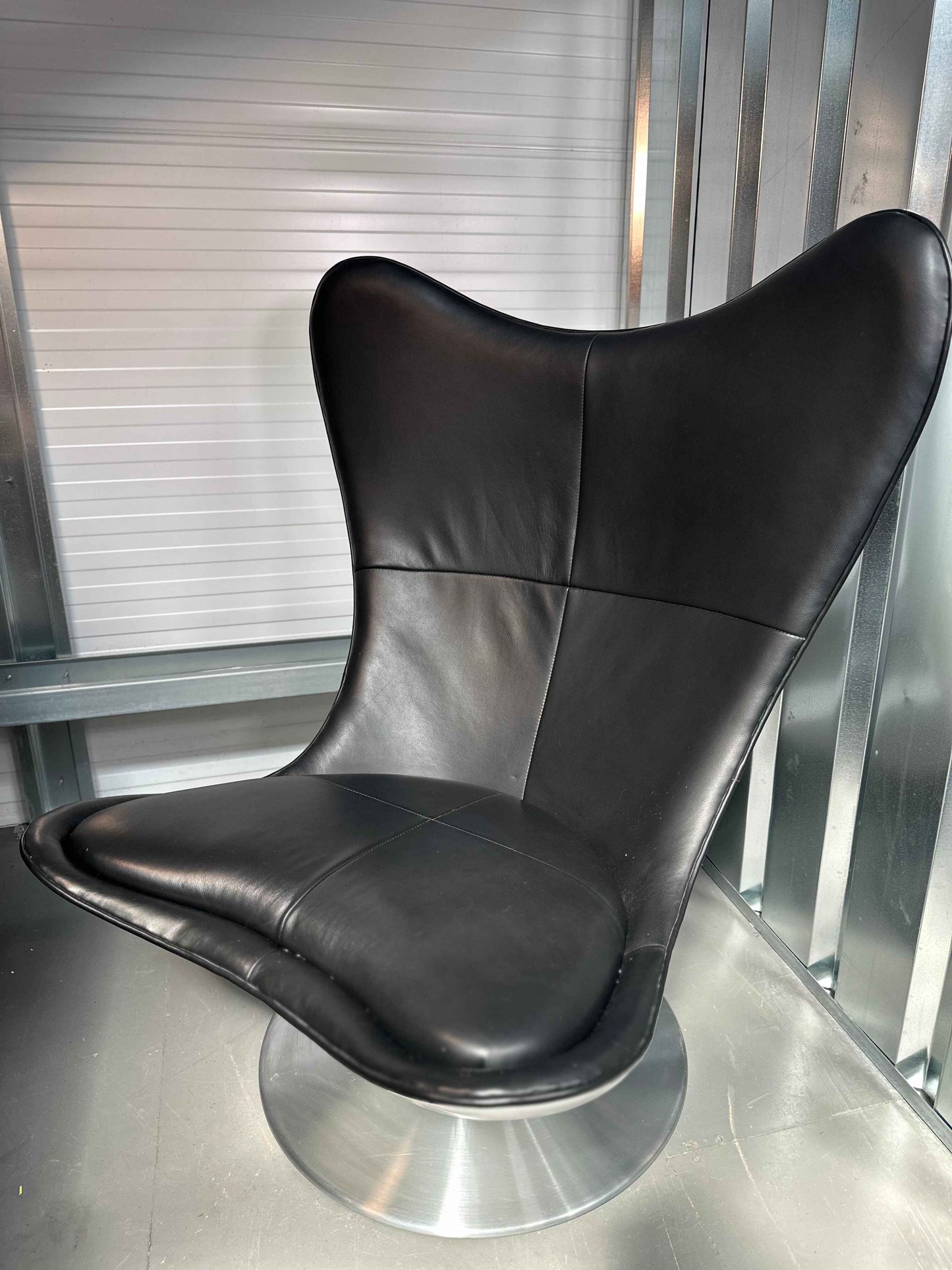 Conran Glove Swivel Chair – Black Faux Leather & White Shell Base